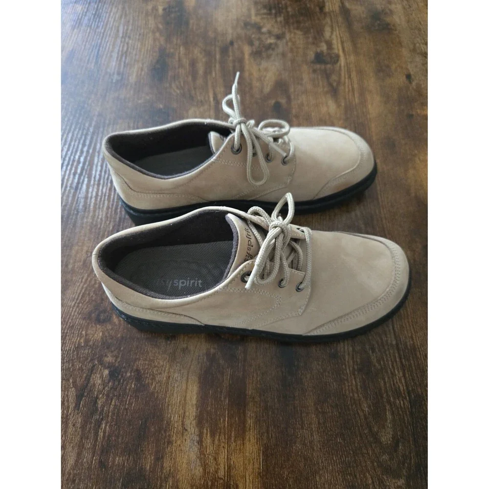Women's Easy Spirit low top Size 8 Tan Suede lace up Sneakers